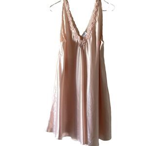 Vintage Vanity Fair Eaton nightgown small.  0425